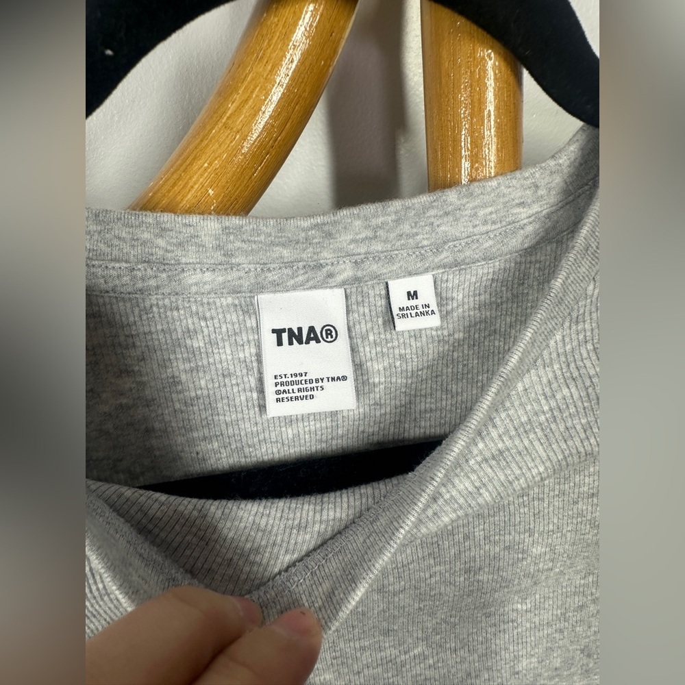 TNA Aritzia Grey Ribbed Cropped Long Sleeve Top sz M - Picture 4 of 6